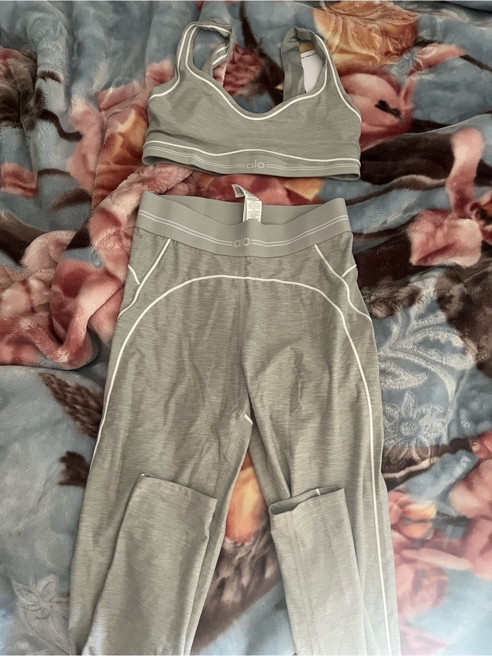 ALO Yoga Light Gray Seam-Trim Sports Bra & Leggings Set